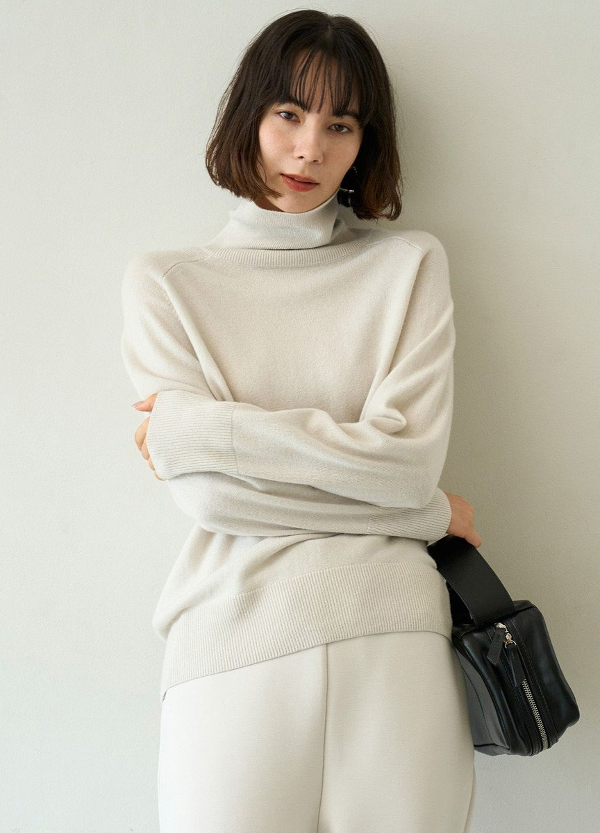 後釦飾高領針織上衣